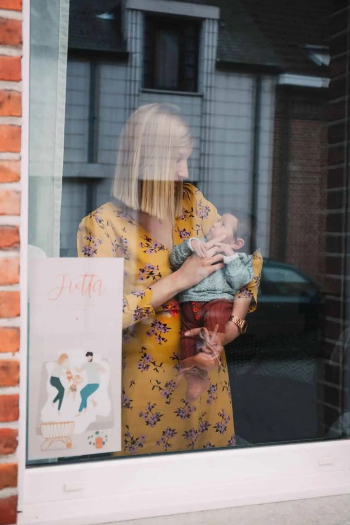 Annelies met baby Jutta aan raam: over kraamtranen, coronamaatregelen en babyvetjes