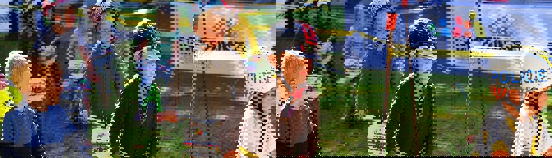 Kinderen leren fietsen met loopfietsen