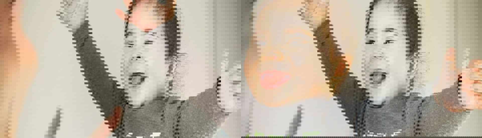 Blije baby leert praten