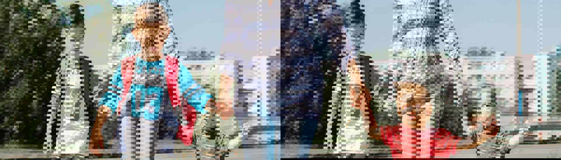 Kinderen geven een hand bij het oversteken