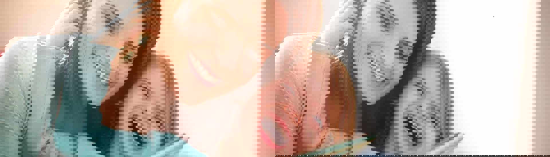 Mama en peuter lezen boekjes die voorbereiden op de instapklas