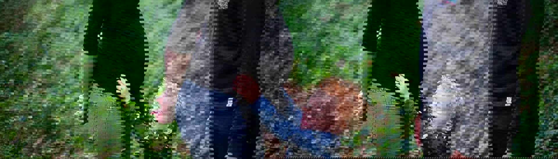 Kindje voelt aan zwangere buik van mama