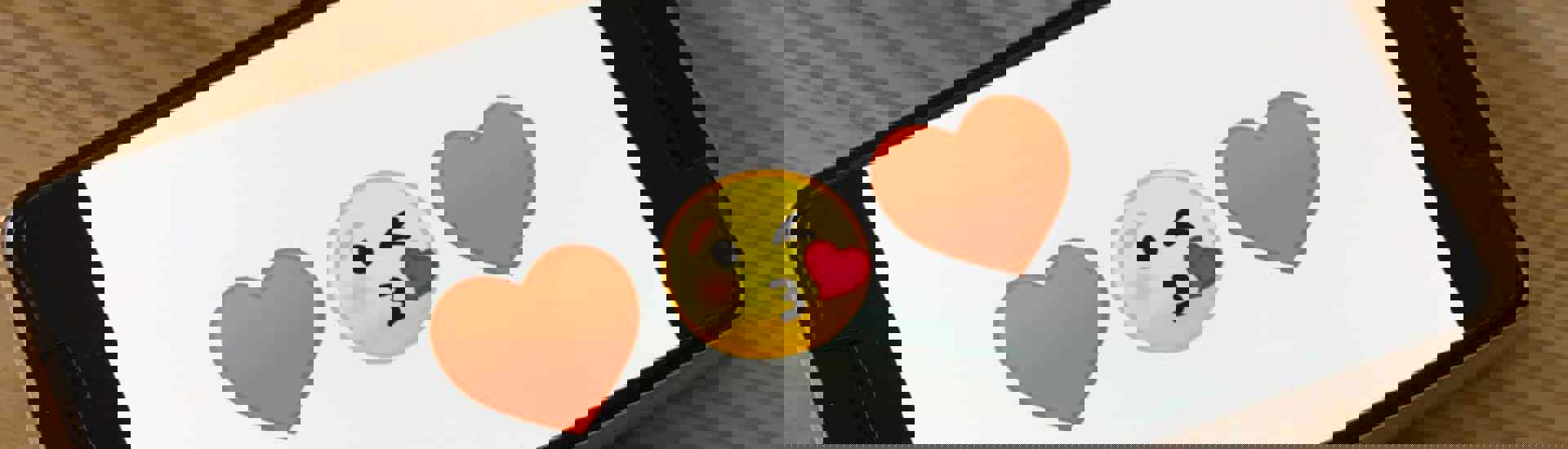 Smartphone met hart-emoji's: het abc van seksule opvoeding