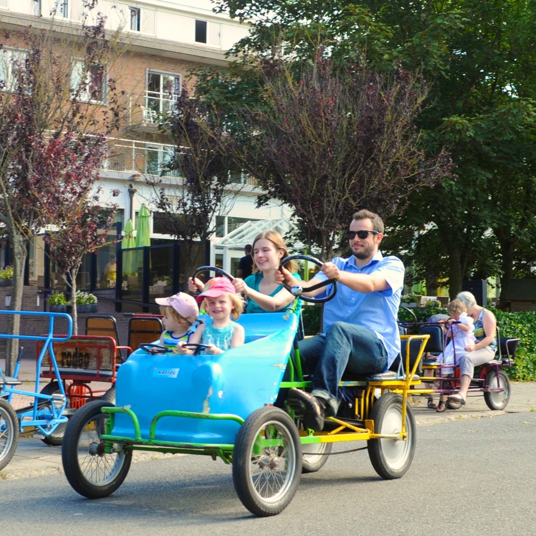 Gezinsvakantie-Familiatours Gezin op familie go-cart