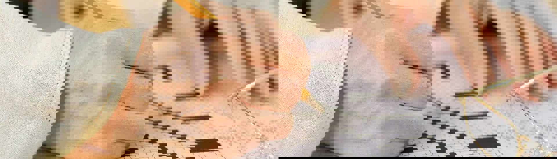 Vrouw puzzelt kruiswoordraadsel