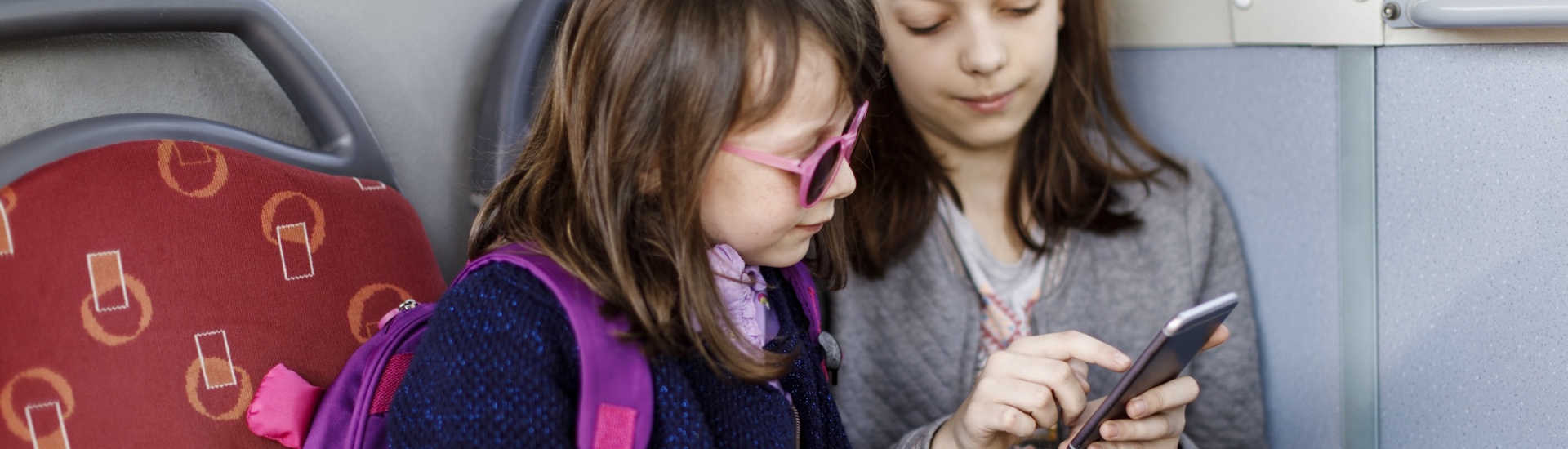 Kinderen met Gsm politiek op Tiktok