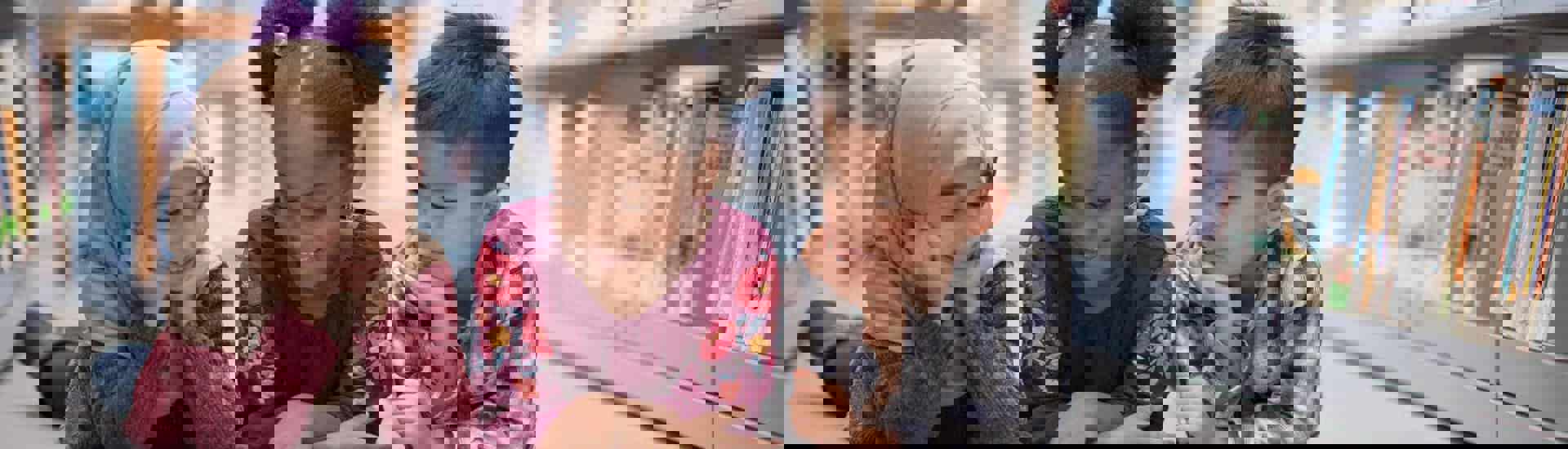 Kinderen met diversiteit lezen samen kinderboek