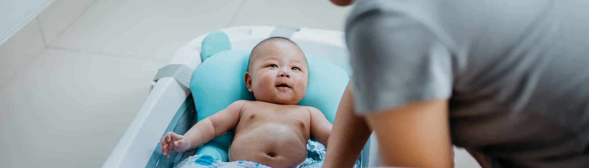 Baby wordt in bad gestopt: tips voor een aangename badtijd