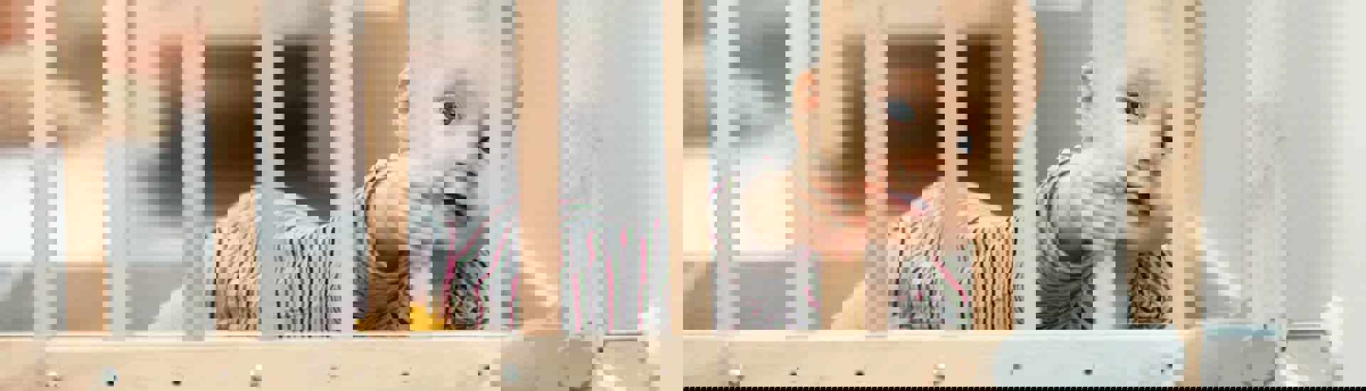 Baby zit achter babyhekje: zo maak je jouw huis babyproof