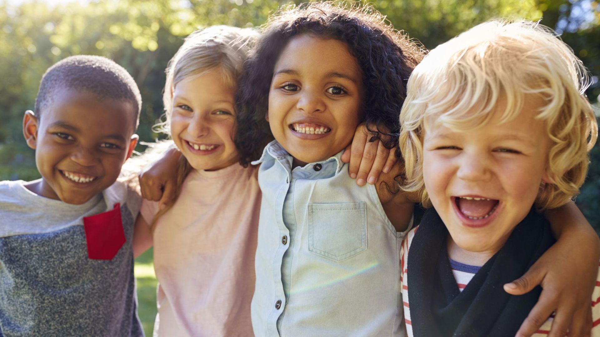 Gezinsbond lachende kinderen