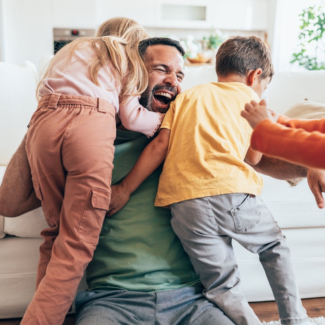 Papa met kinderen lachen hoe werkt de belastingvrije som 