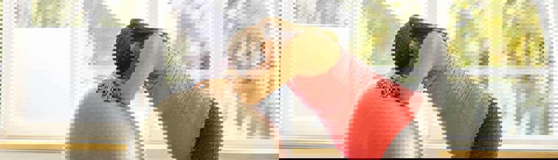 Zwangere vrouw leert omgaan met pijn bij de bevalling