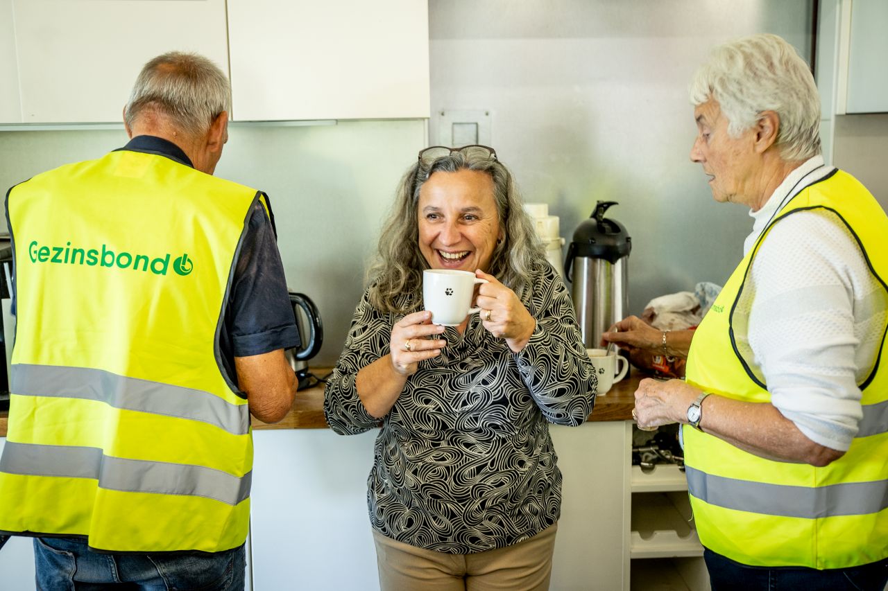 Gezinsbond vrijwilligers drinken koffie