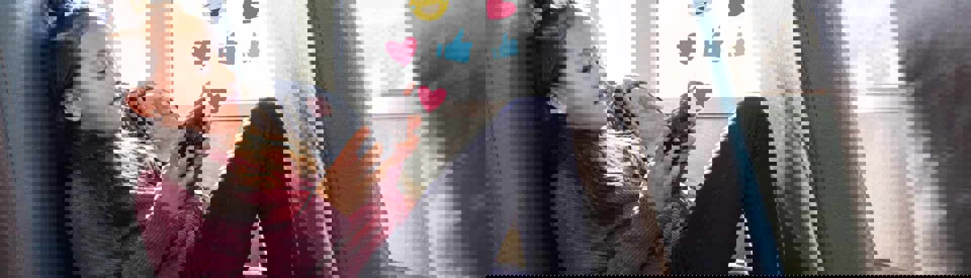 Tiener met smartphone: Van emoticons tot gifjes: zo ben je in weer mee met het jonge volk