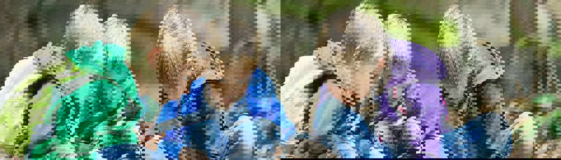 Kinderen onderzoeken de bosbodem: zo worden dagelijkse wandelingen leuk