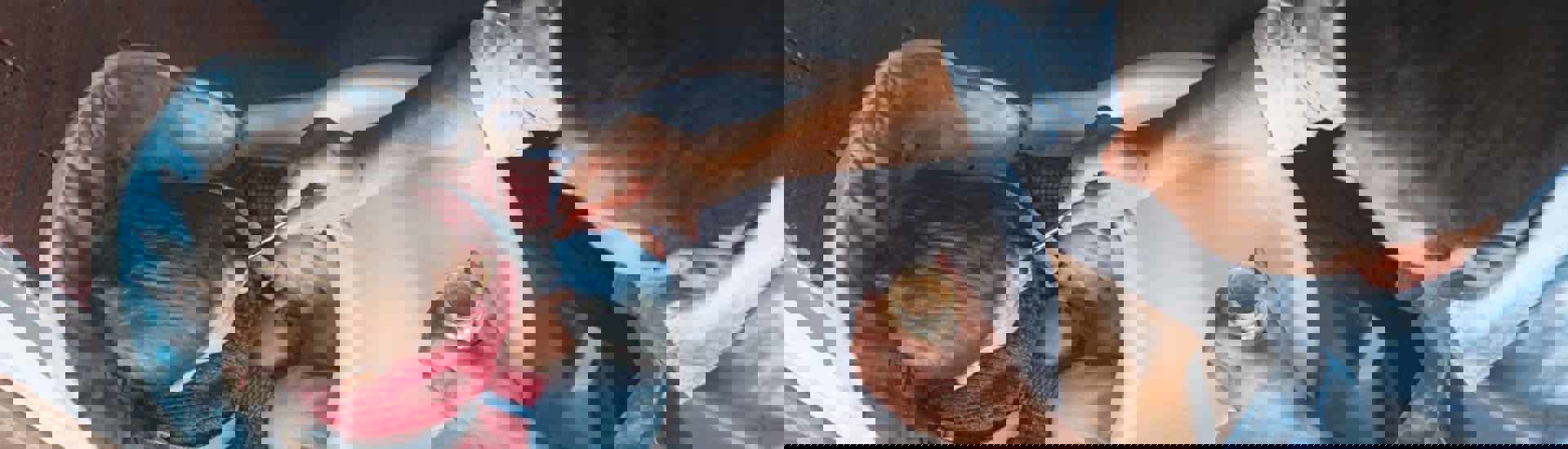 papa geeft kant-en-klare babyvoeding