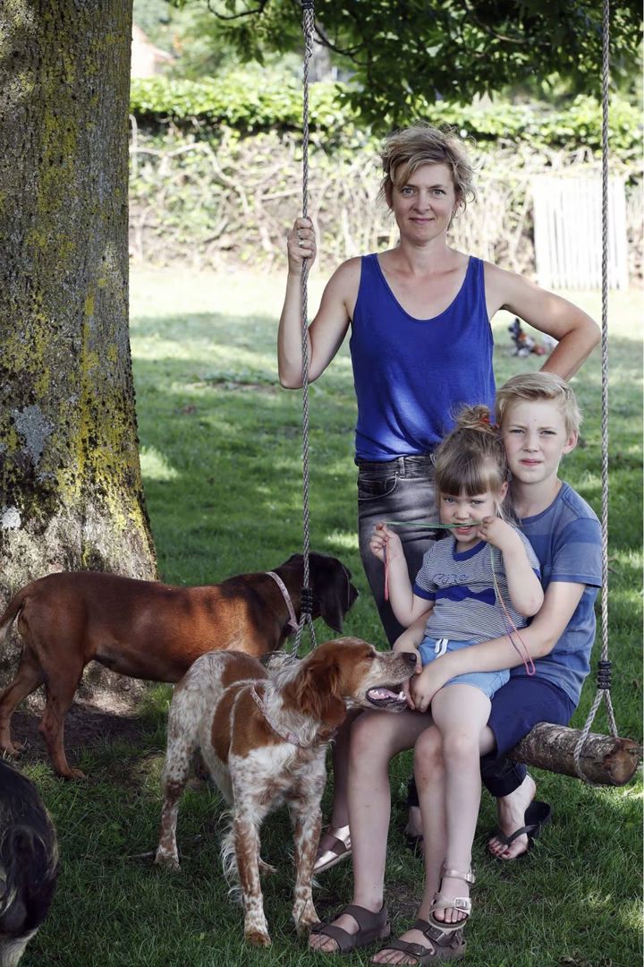 Madame Zsazsa met hinderen en honden