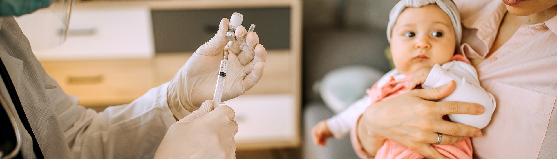 Dokter geeft spuitje aan baby - waarom vaccinaties een goed idee zijn
