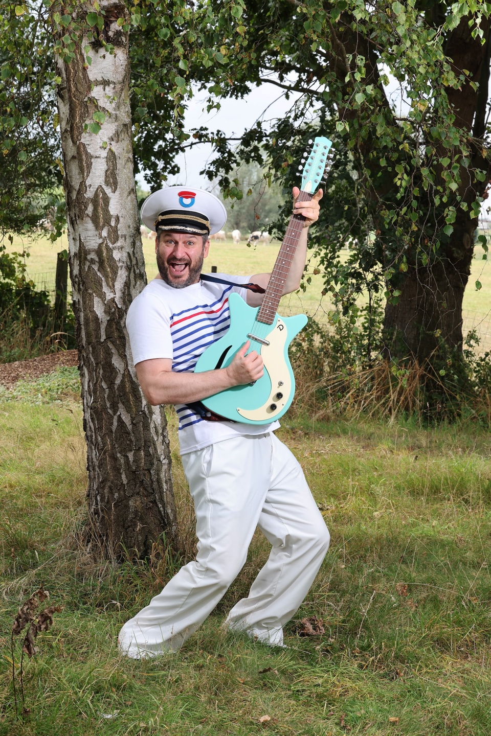 Muziekartiest voor kinderen Kapitein Winokio met blauwe gitaar