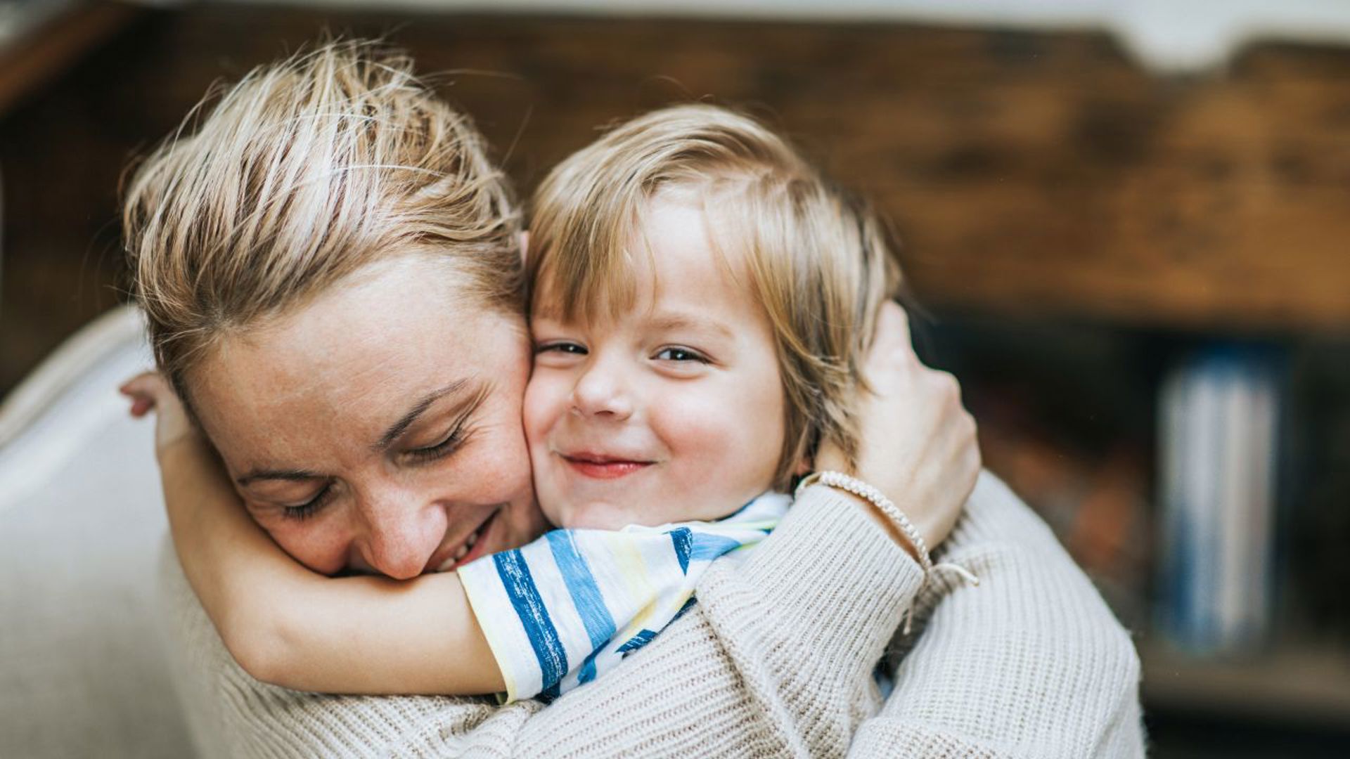Mama knuffelt kind: Gezinspolitiek Belangenbehartiging