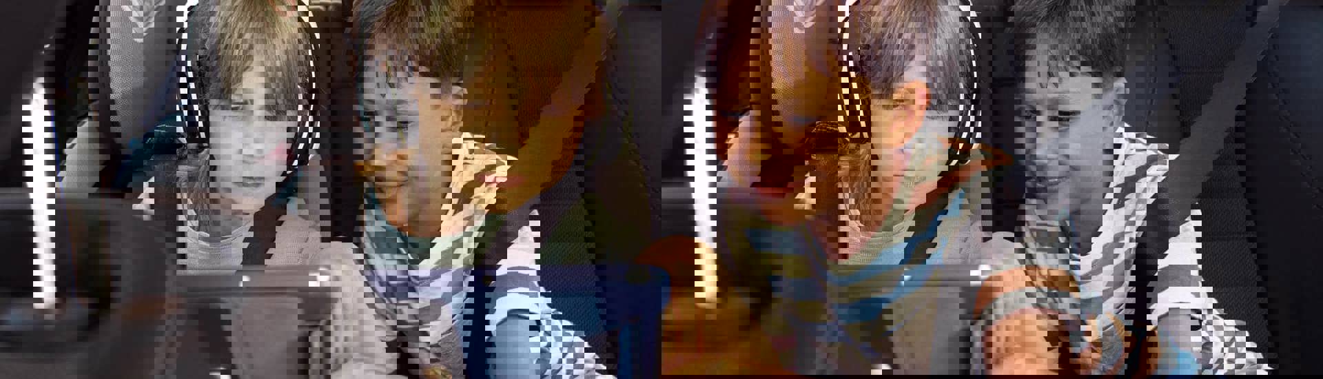 Jonge kinderen spelen op de tablet: zo voorkom je te veel schermtijd