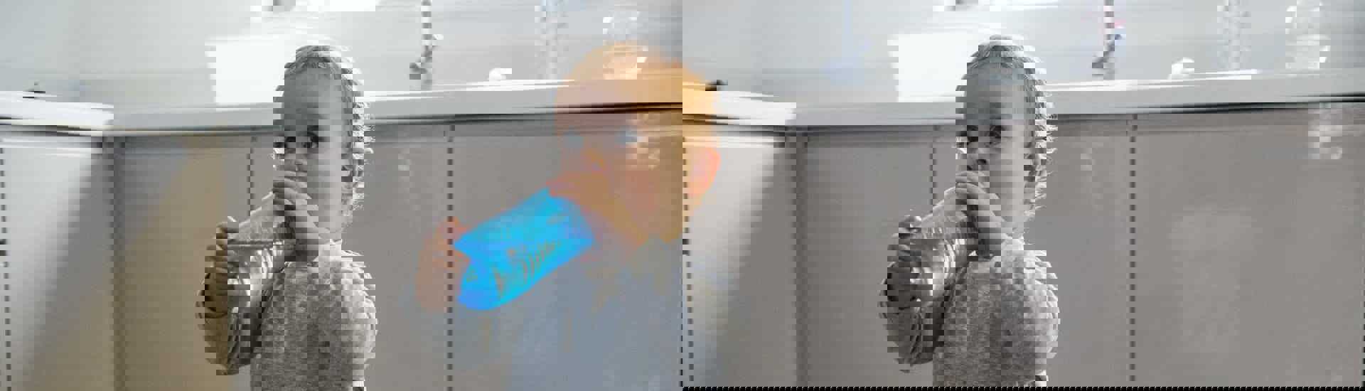 Peuter met drinkfles: pas op voor hormoonverstoorders