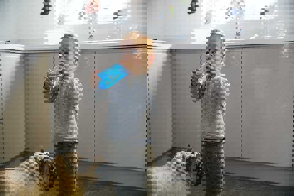 Peuter met drinkfles: pas op voor hormoonverstoorders