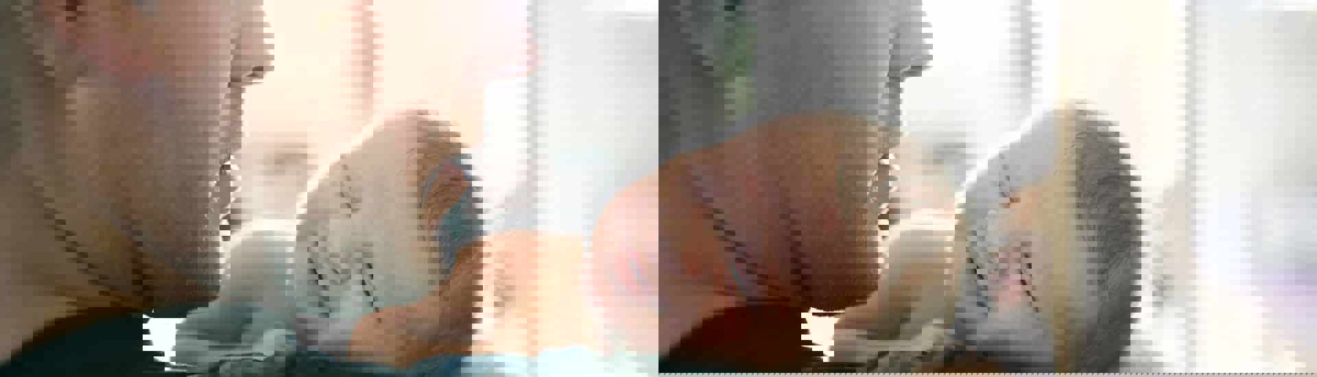 Jonge papa met baby: pas papa worden