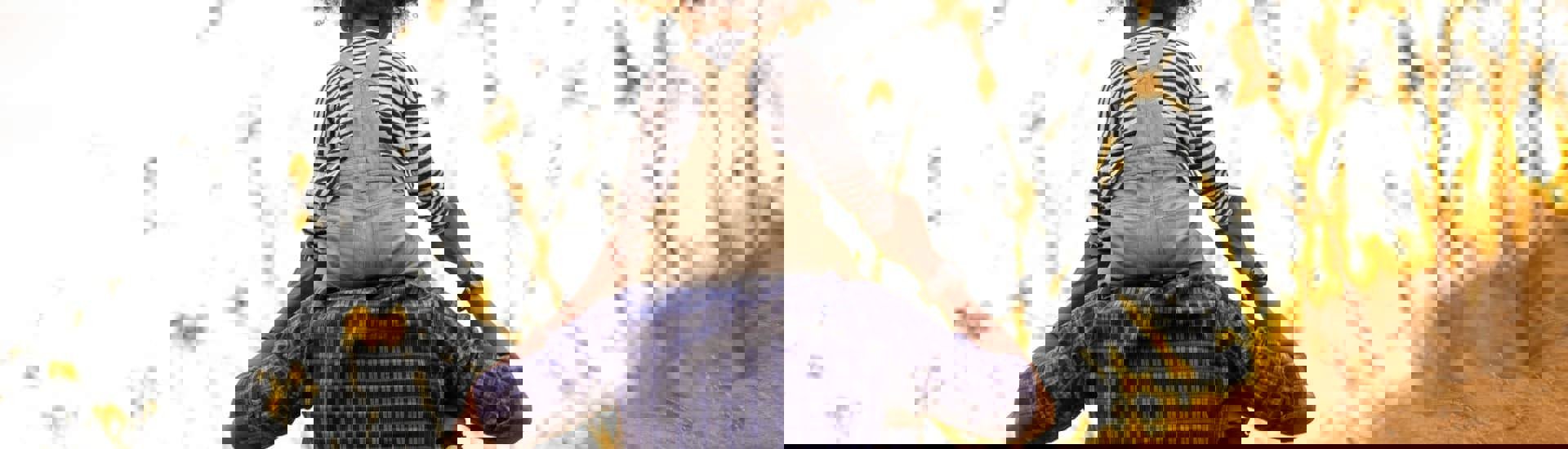 Papa en dochter wandelen in veld: beïnvloedt ouderschapsverlof de vakantiedagen?