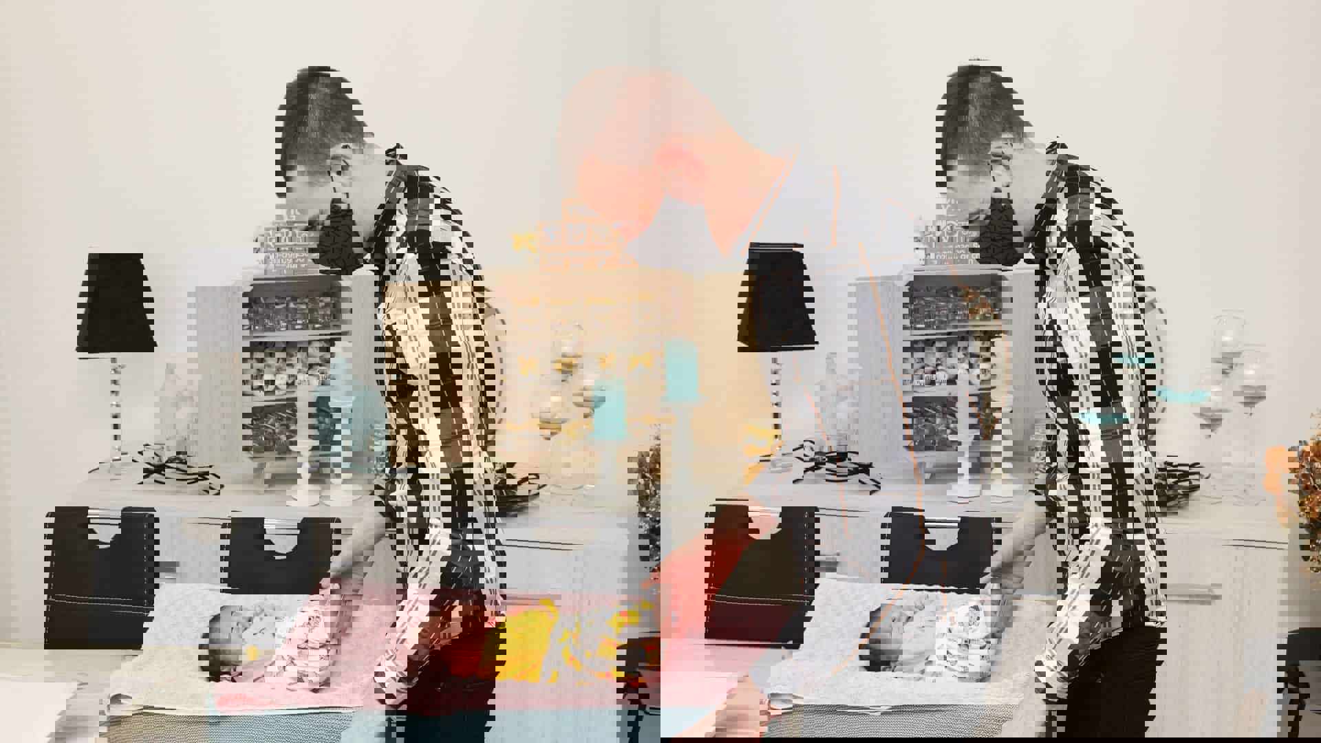 Vroedvrouw Jeroen verzorgt baby