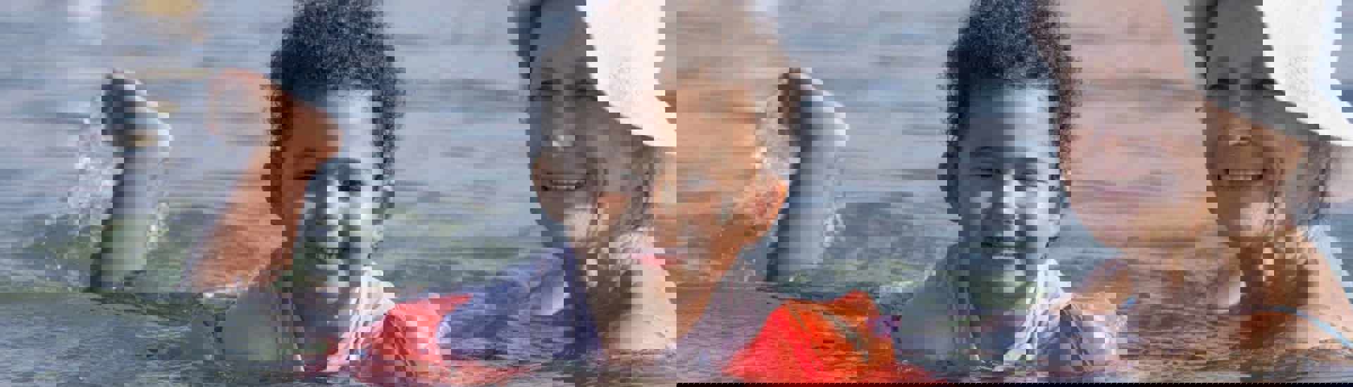 Oma en kleuter zwemmen samen