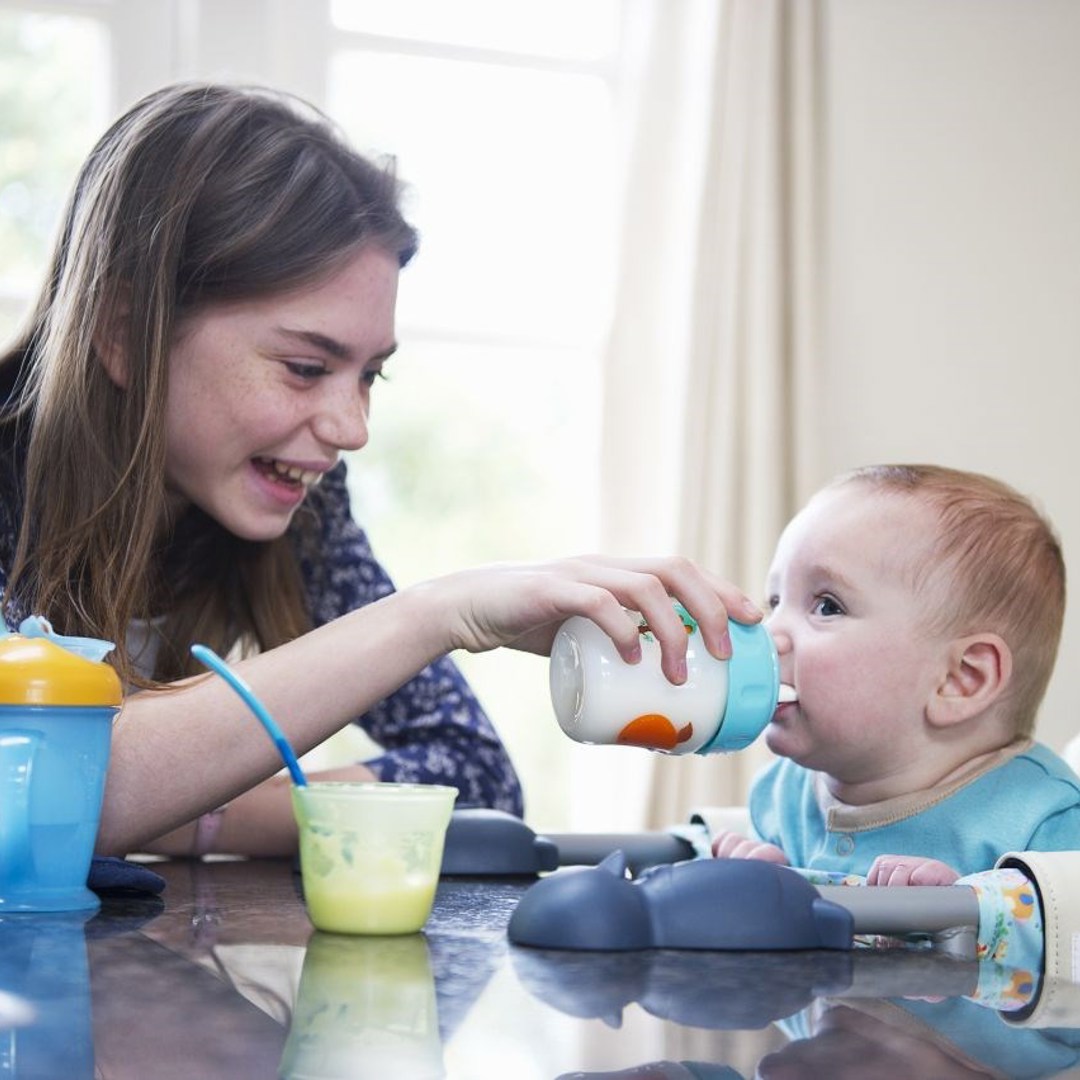 Gezinsbond babysit geeft baby drinken