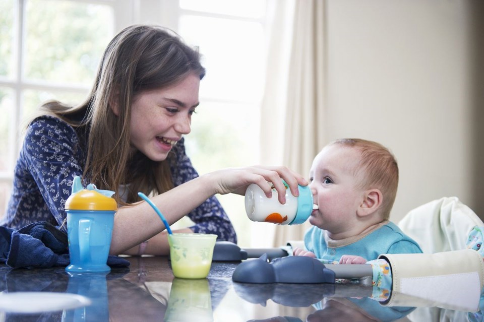 Gezinsbond babysit geeft baby drinken