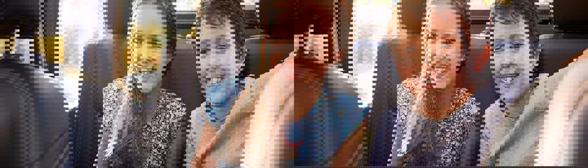 Jonge kinderen lachen in de auto