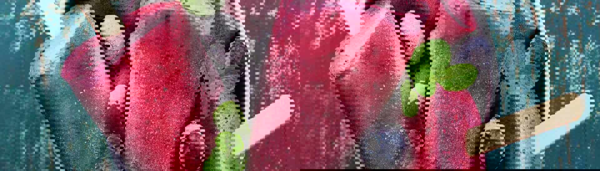 Zelfgemaakte waterijsjes van rood fruit