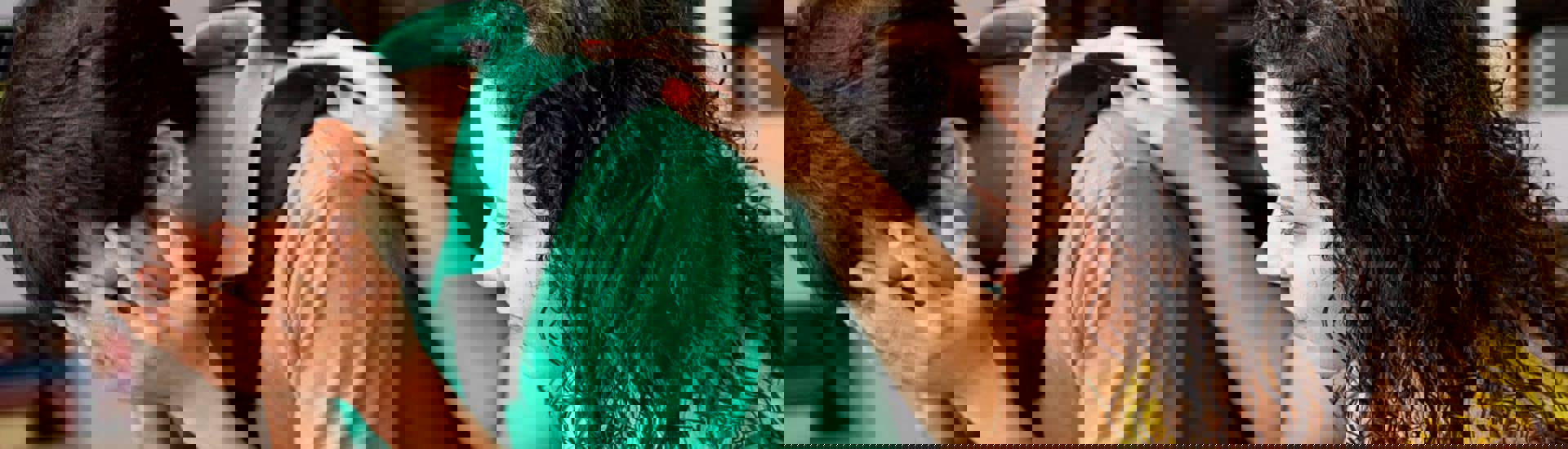 Ouder troost gepest kind: zo geef je het goede voorbeeld via opvoeding