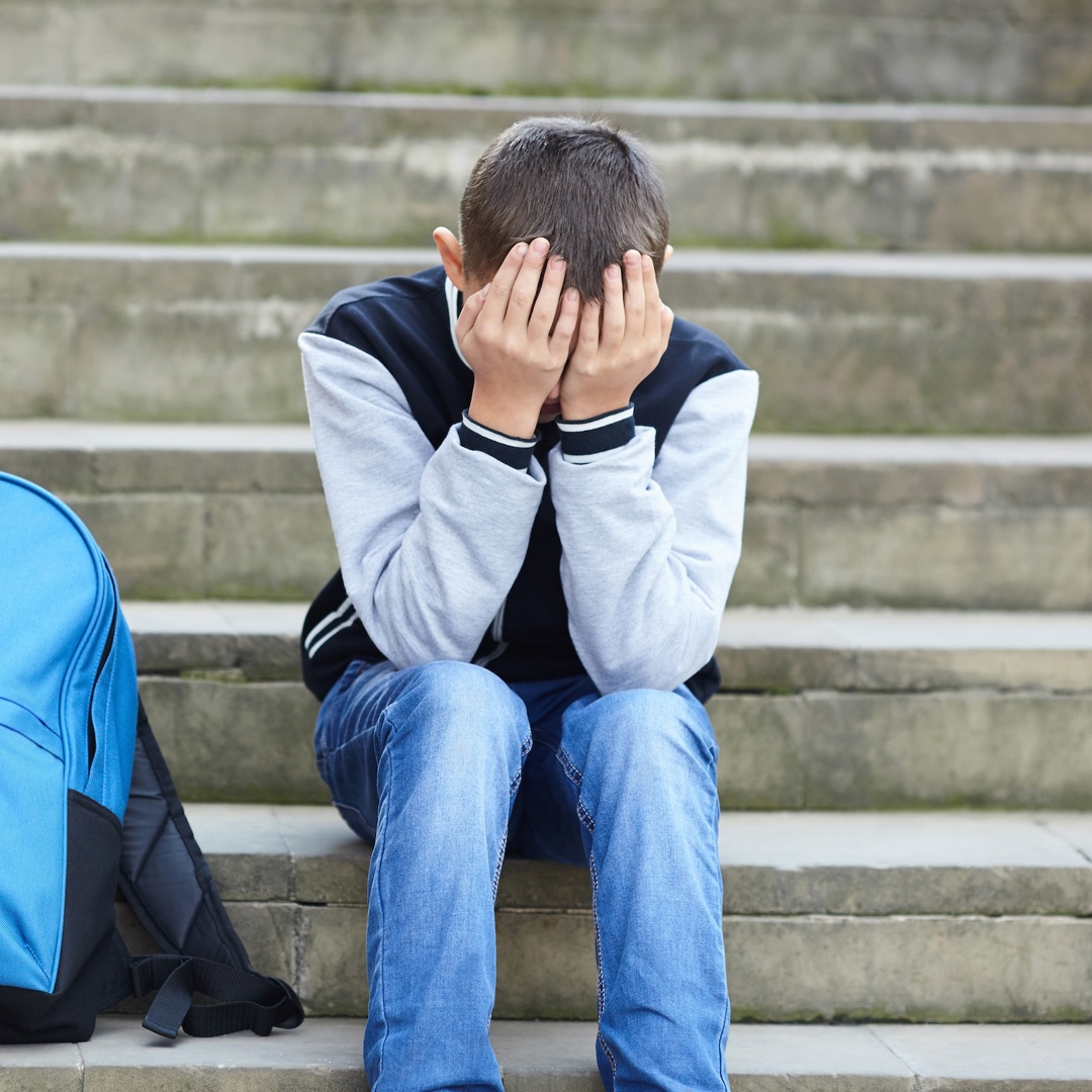 Schooljongen op trappen: kind wil niet meer naar school