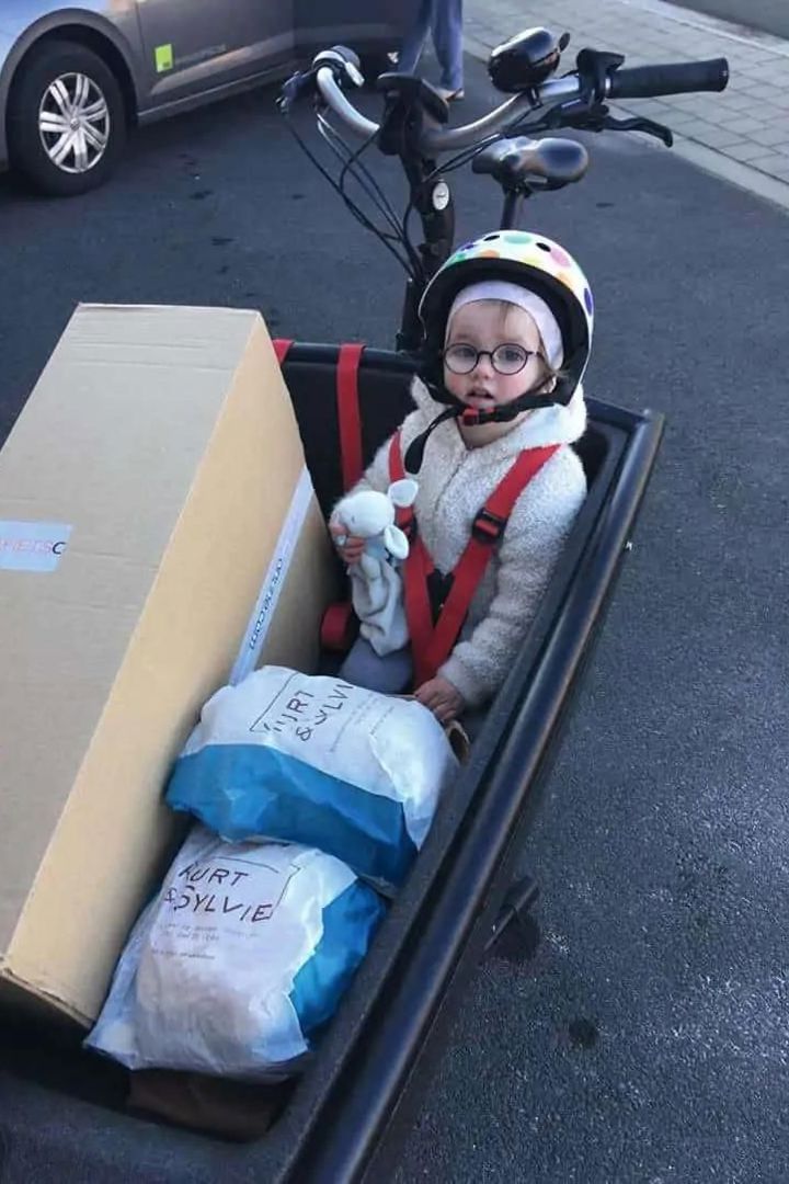 Dochter Lieze in bakfiets