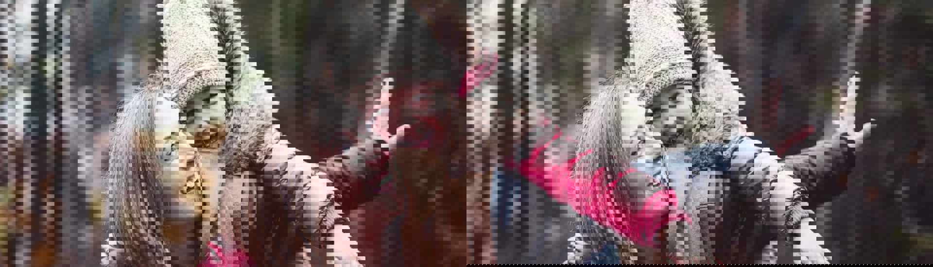 Moeder en kind spelen buiten: beluister onze podcast over veerkracht!