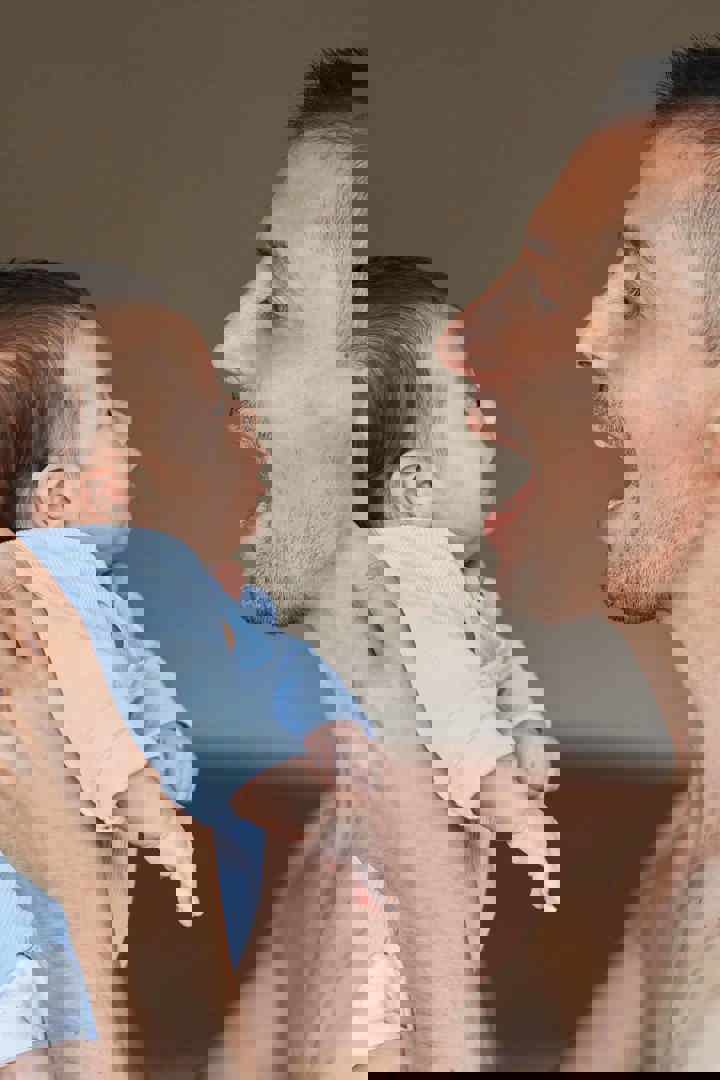 Papa en baby oefenen babytaal