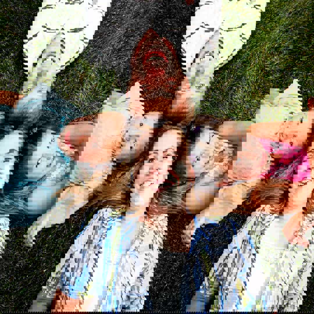 Kinderen en babysitter liggen in het gras: voorbereiden op babysit