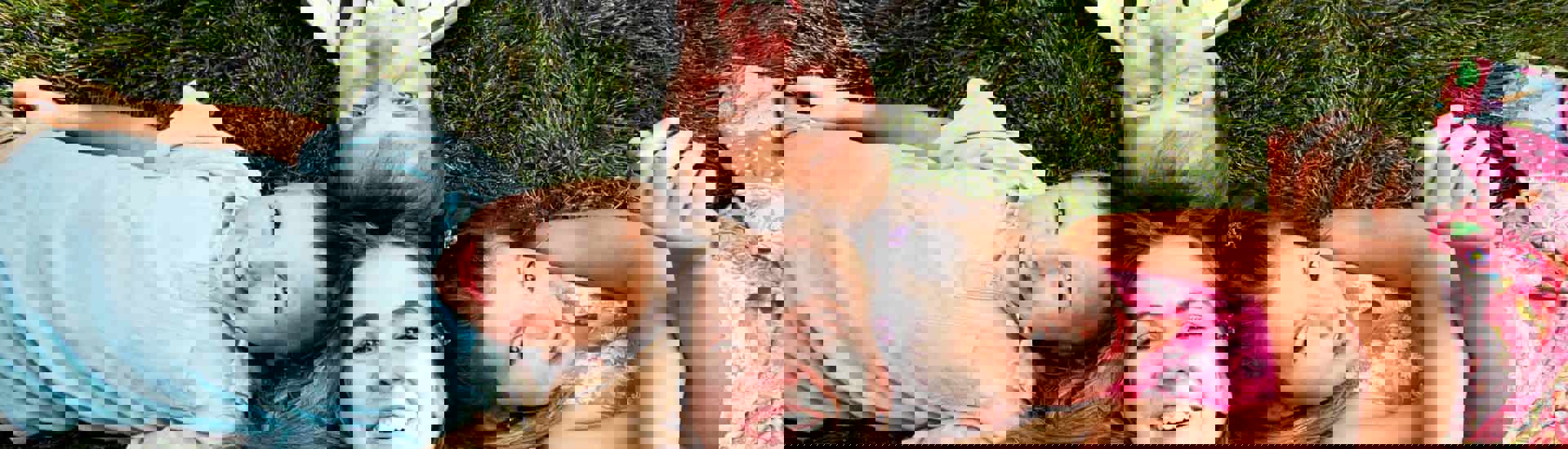 Kinderen en babysitter liggen in het gras: voorbereiden op babysit