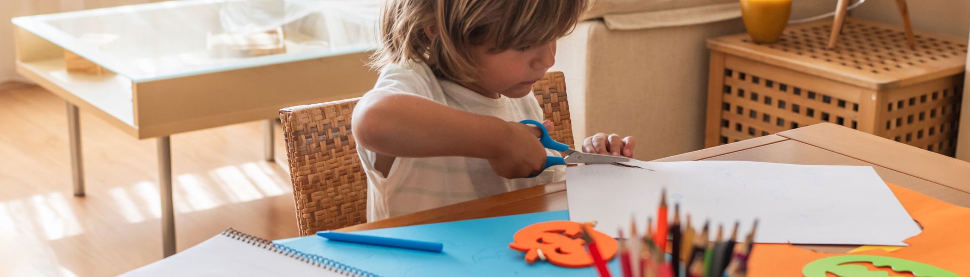 Knutselen Met Karton Kind Knipt Met Schaar