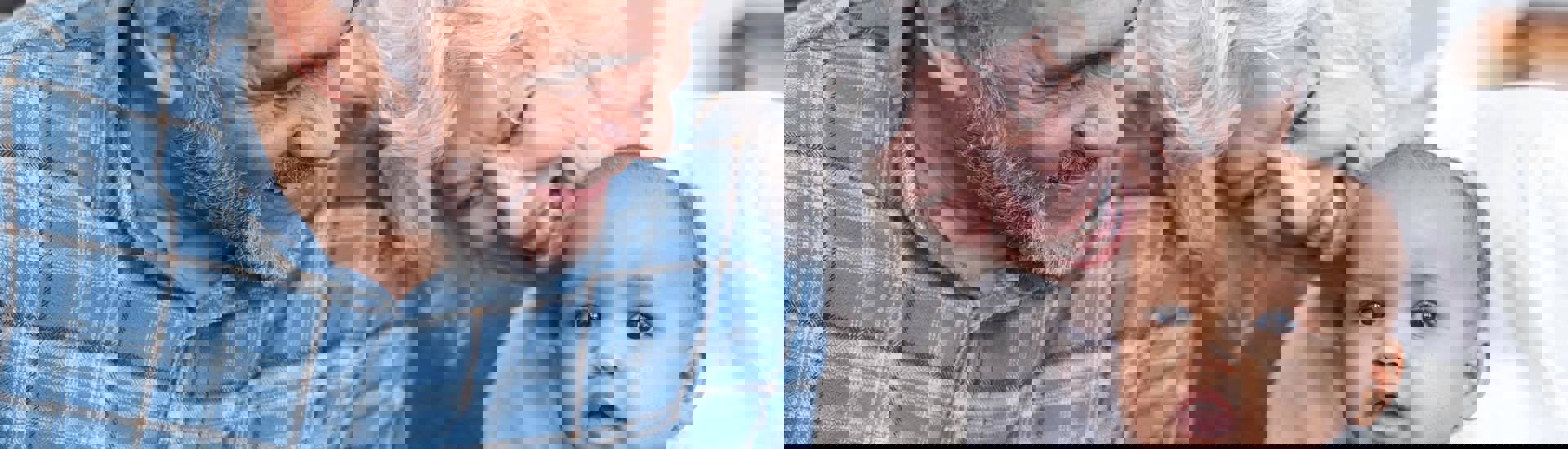 Grootouders knuffelen kleinkind: zo verdeel je jouw erfenis