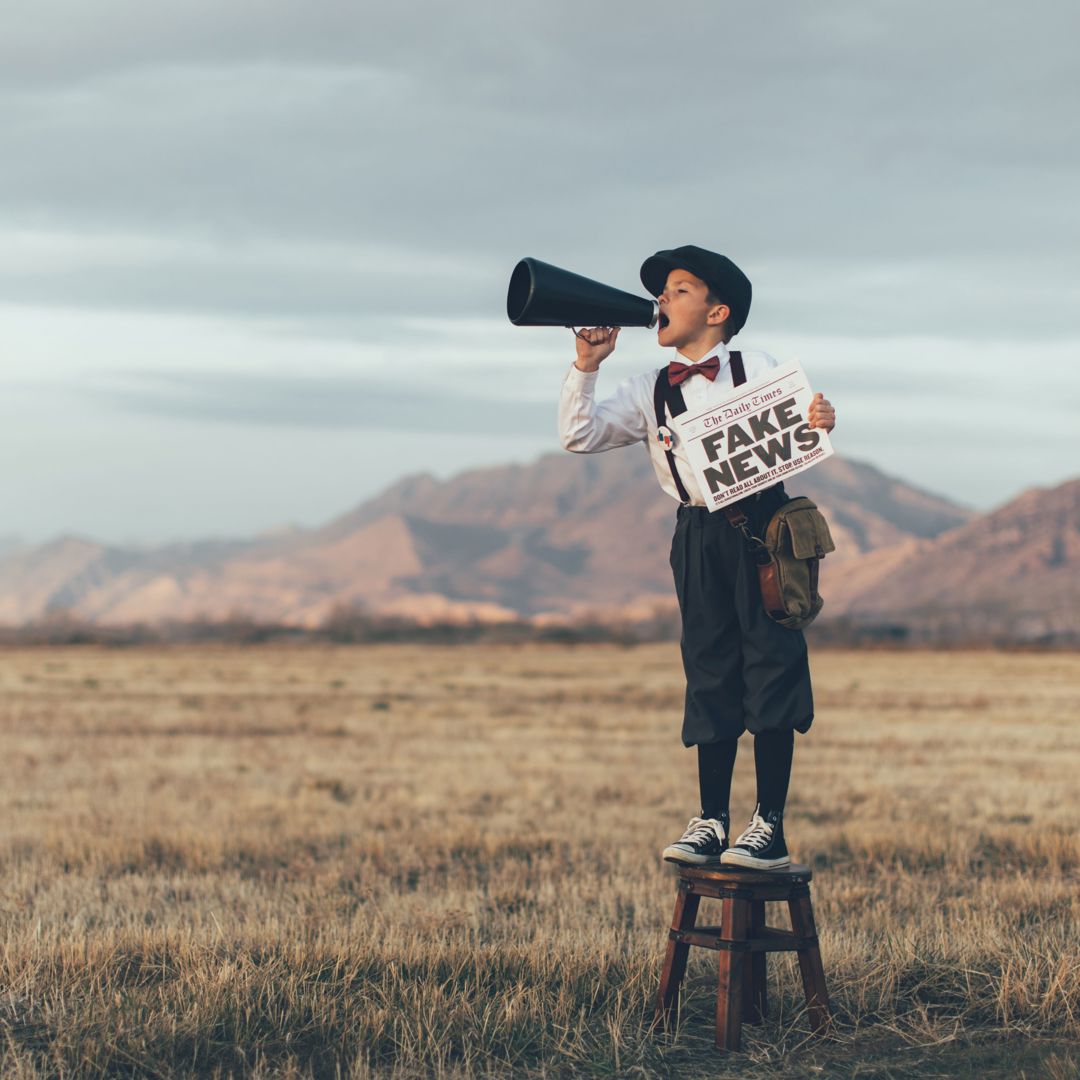 Ouderwetse Jongen Met Megafoon 893114566 Resized